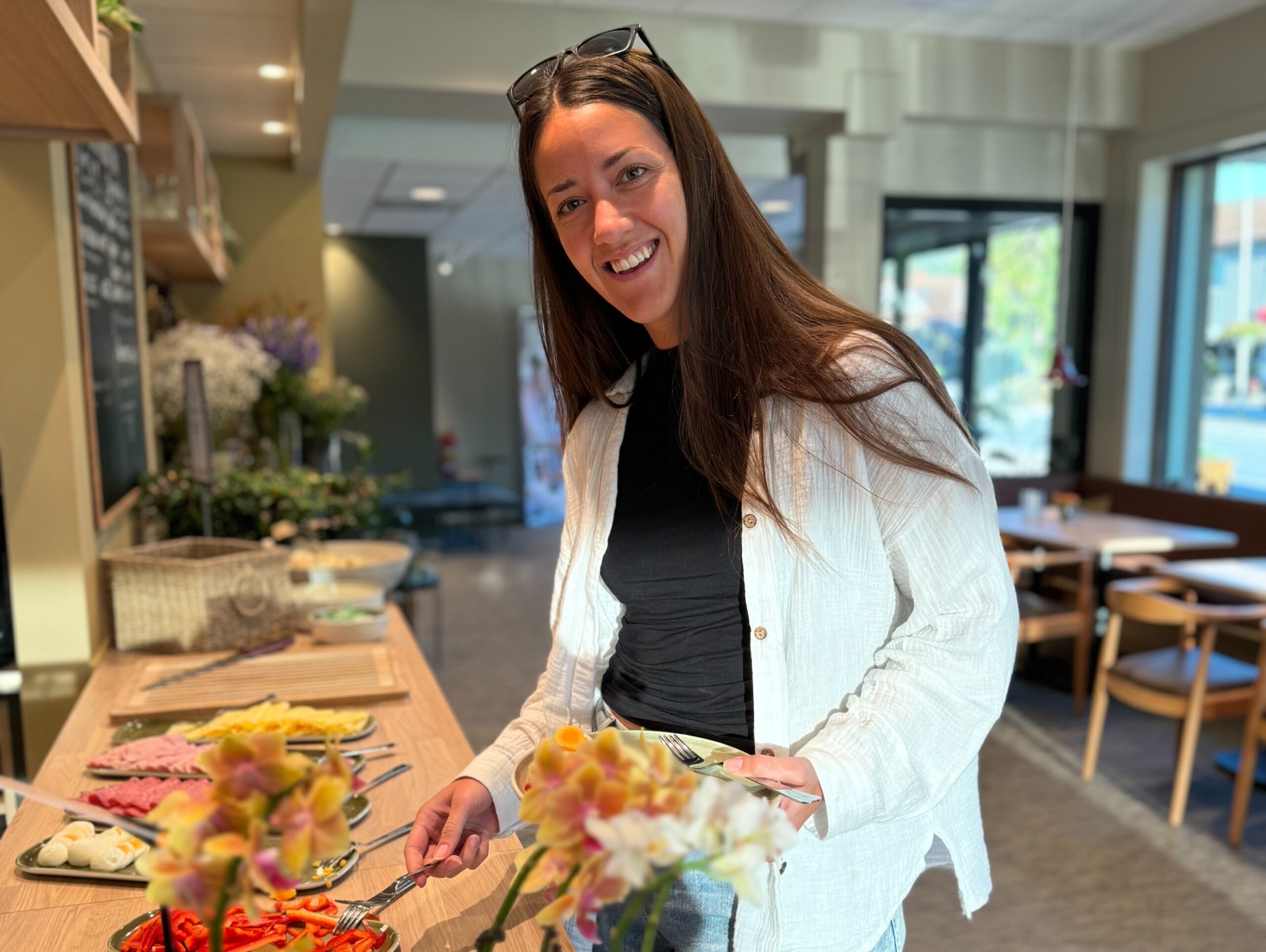 Jeanette Lamusse Vårdal forsyner seg med mat i cafeen på STIM work hvor hun studerer på USN