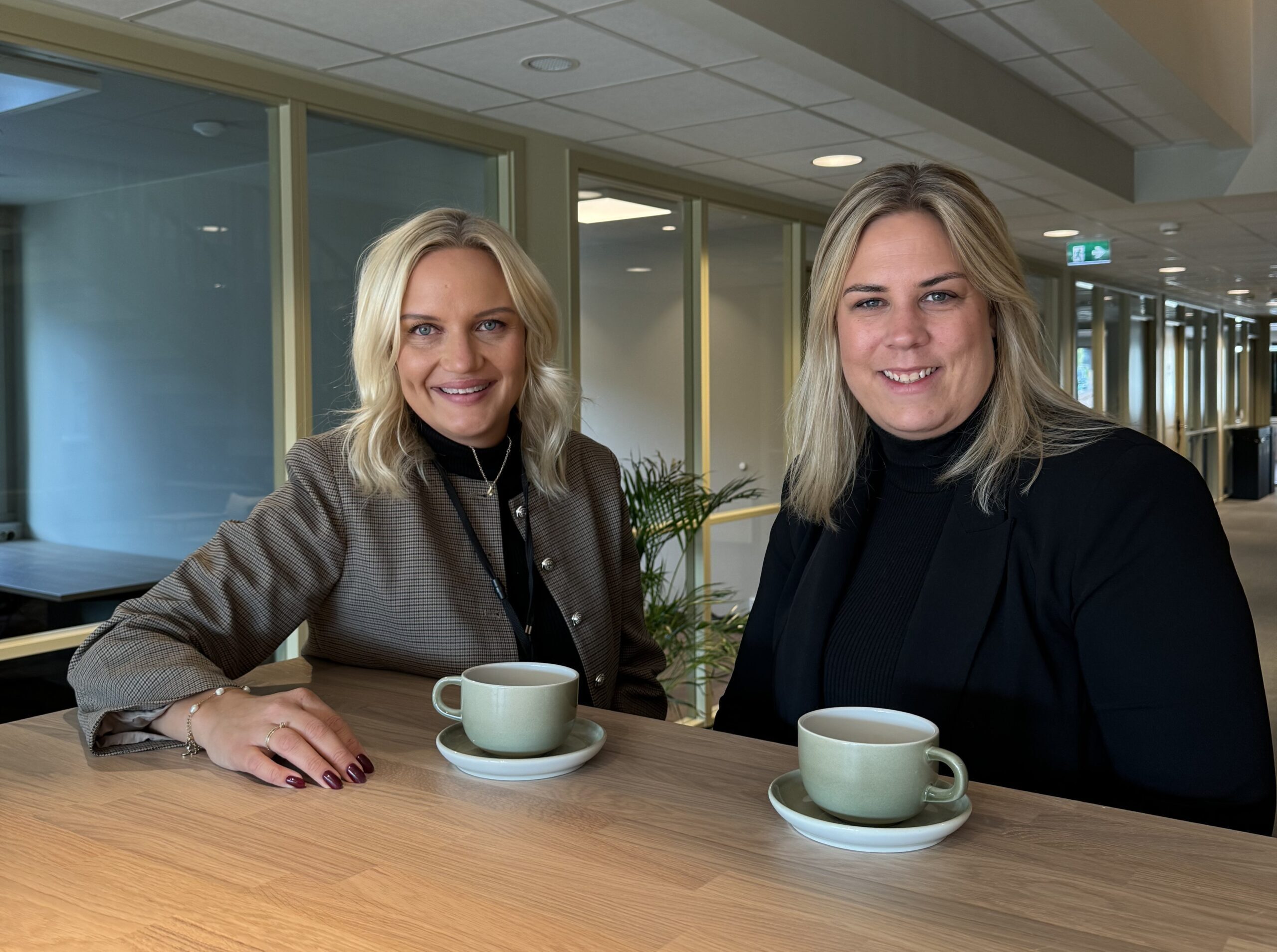 Tove Hoftun og Ida Marie Flatland i kantinen på STIM work.