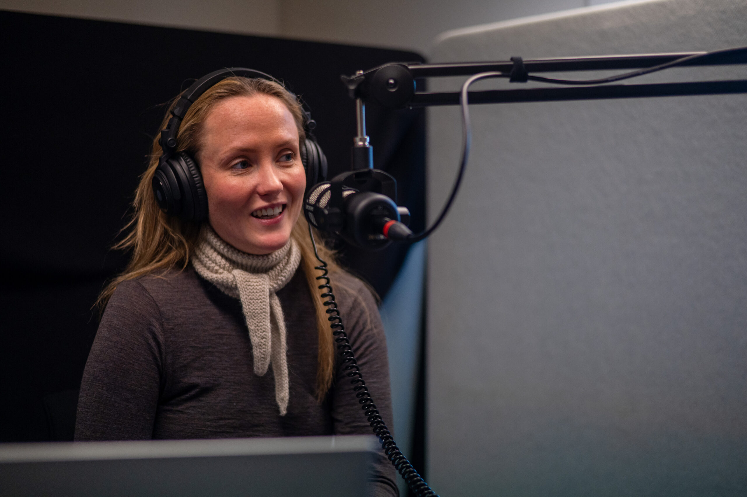 Anna Huseby snakker i mikrofon med headset i et podcast studio hos Hallingdølen