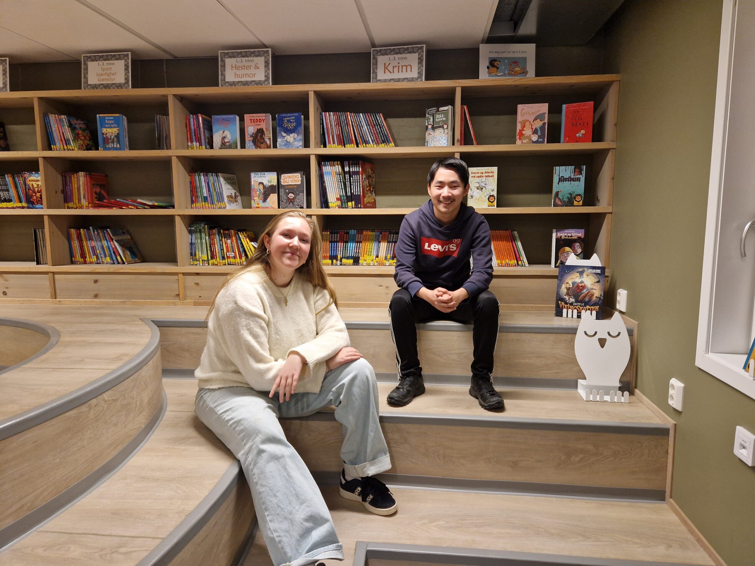 Linnea og Christian på Nesbyen bibliotek.