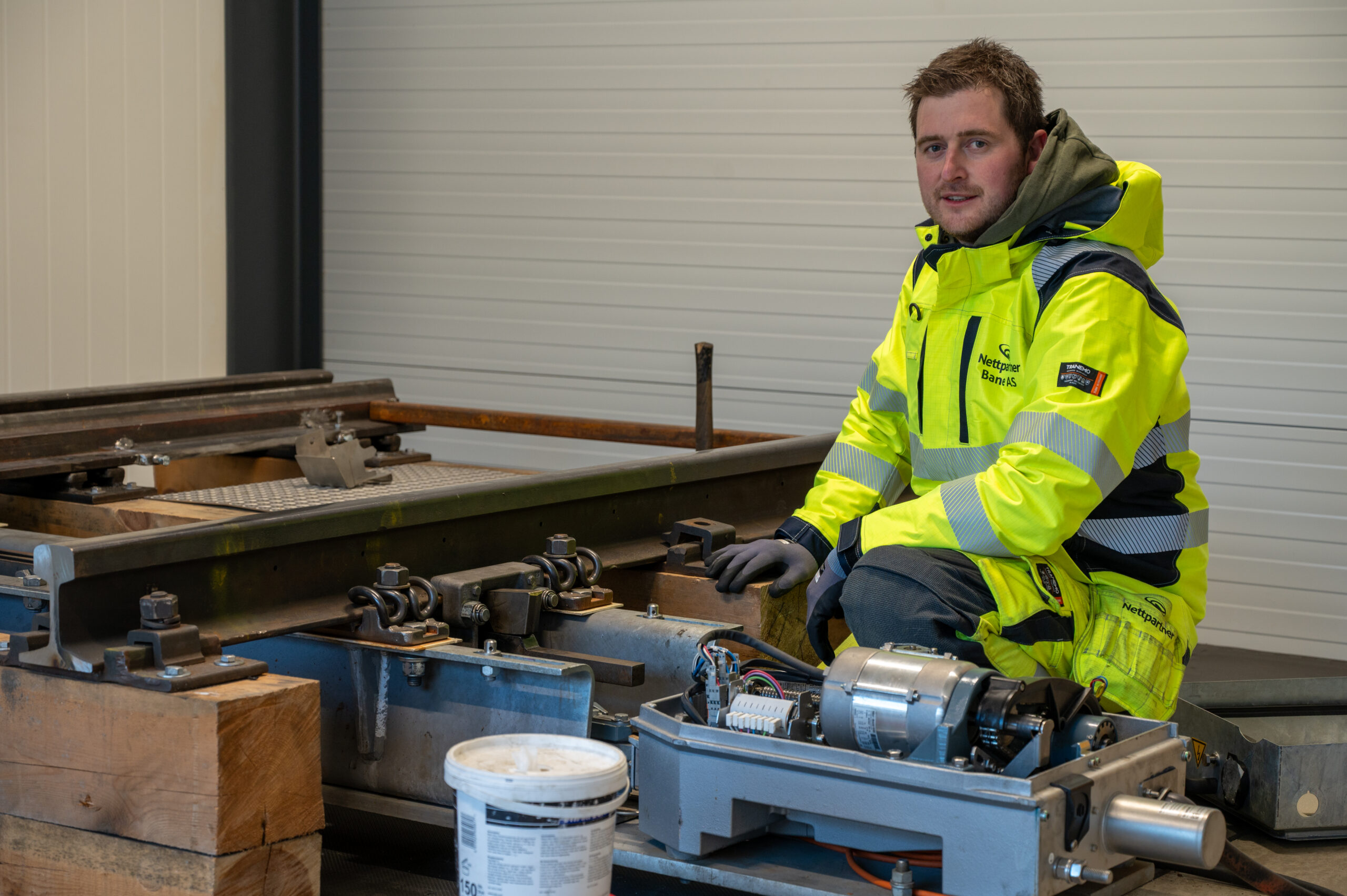 DSC_2296 Martin Løvstuen jobber med en sporveksler