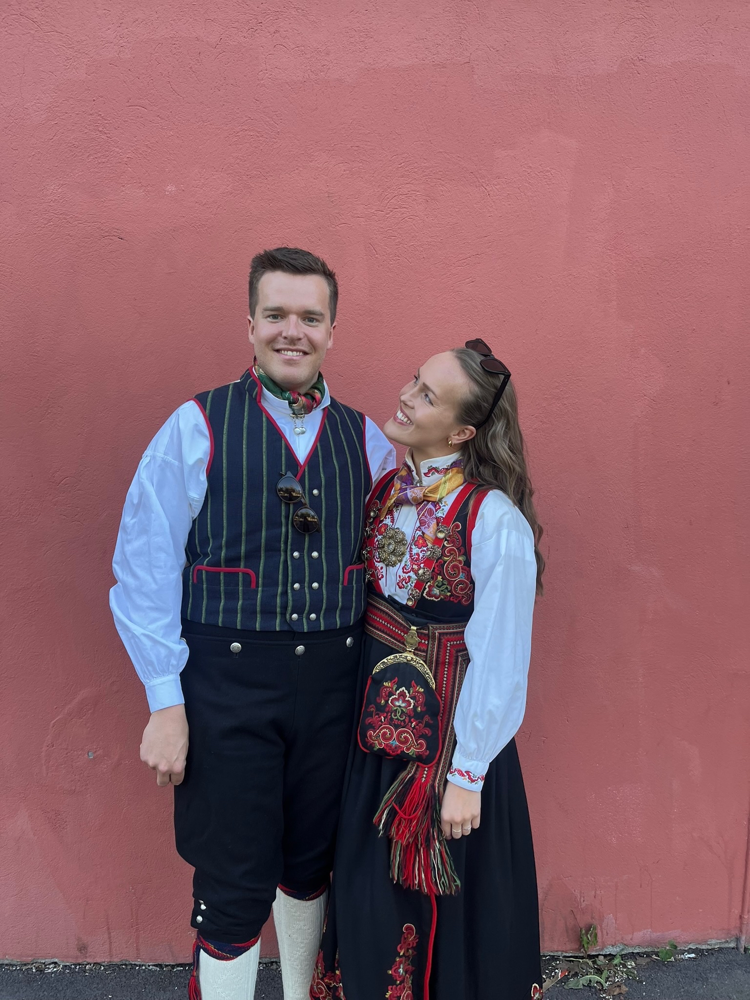 Image Snorre og kjæresten i bunad