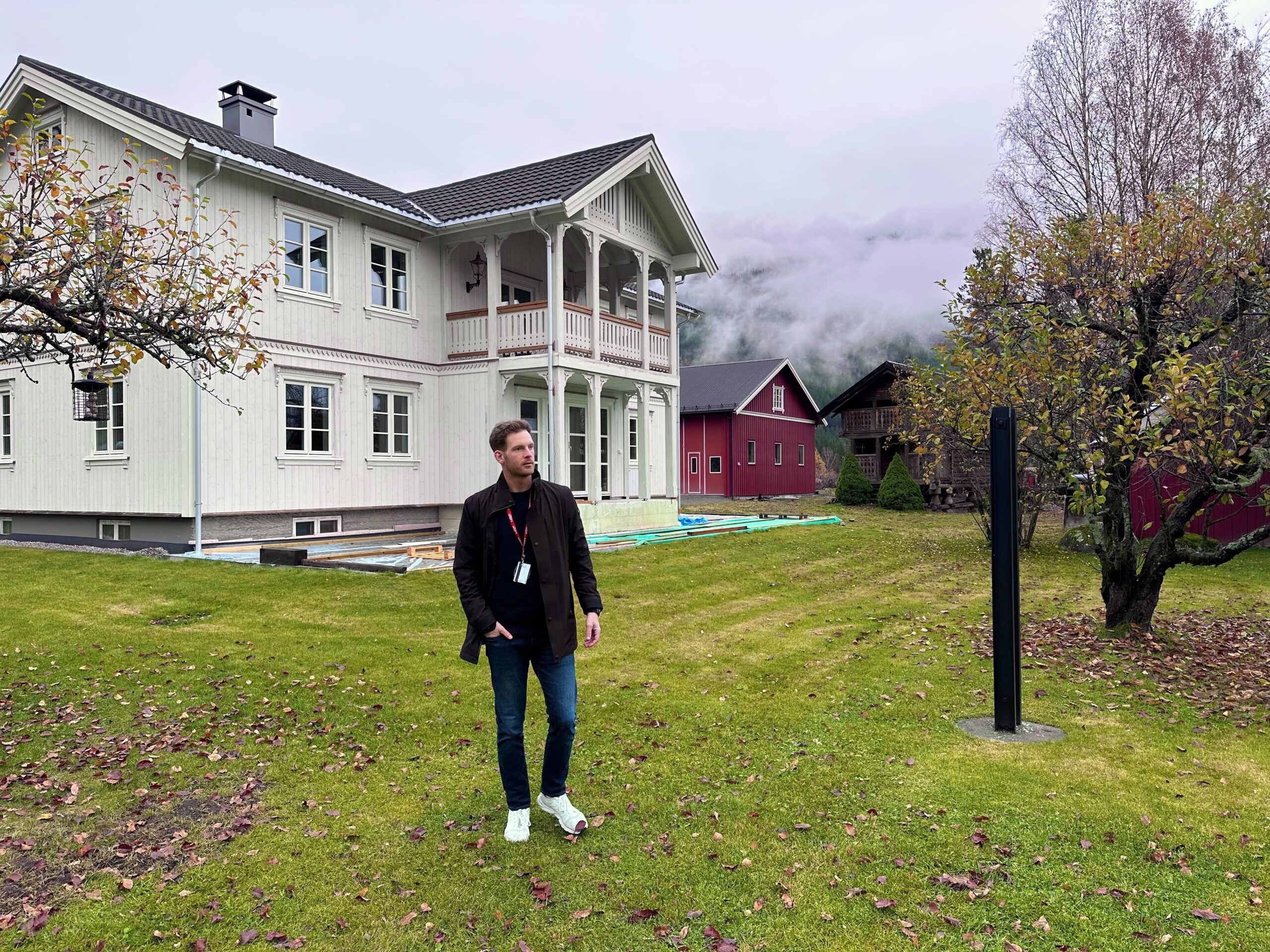 Øyvind Frekeplass vandrer på en gressplen foran et eldre hus.
