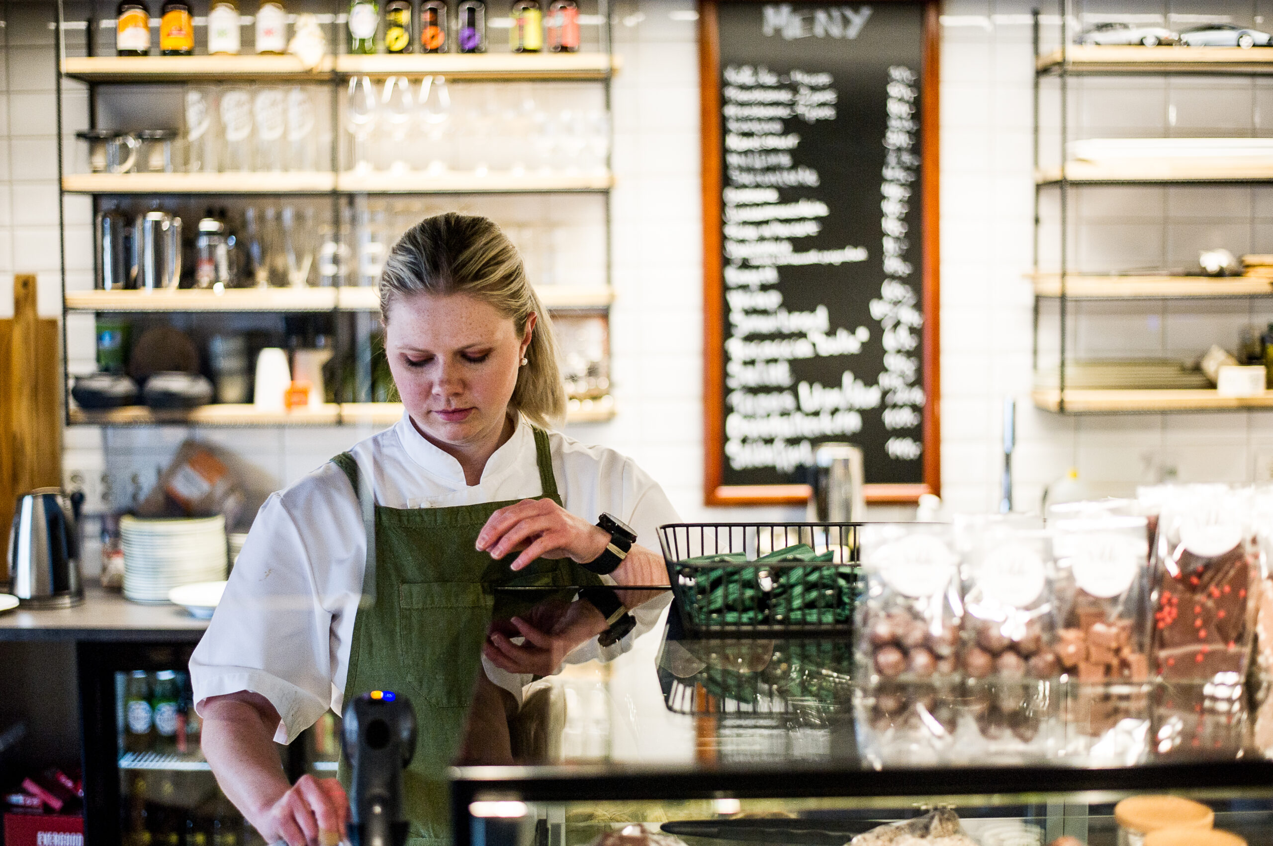 Vilde Nistad Strandos står bak konditordisken sin på Mat so Klart.