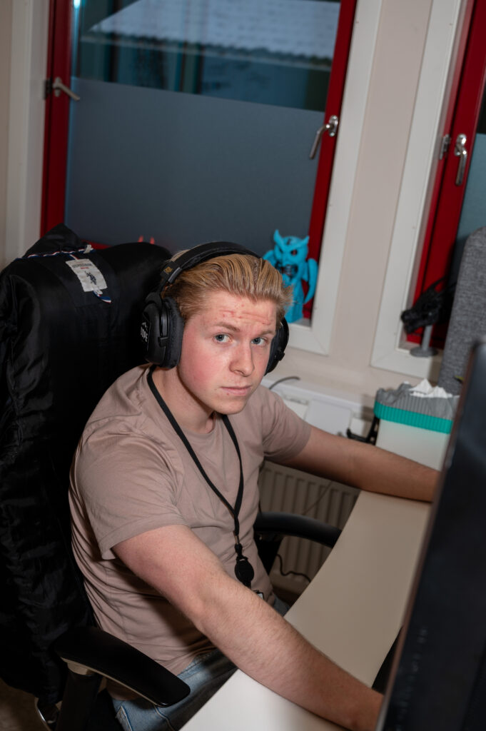 O&F – IKT Hallingdal-12 Lærling Eivind Løvdokken i IKT Hallingdal sitter å jobber ved pulten sin.