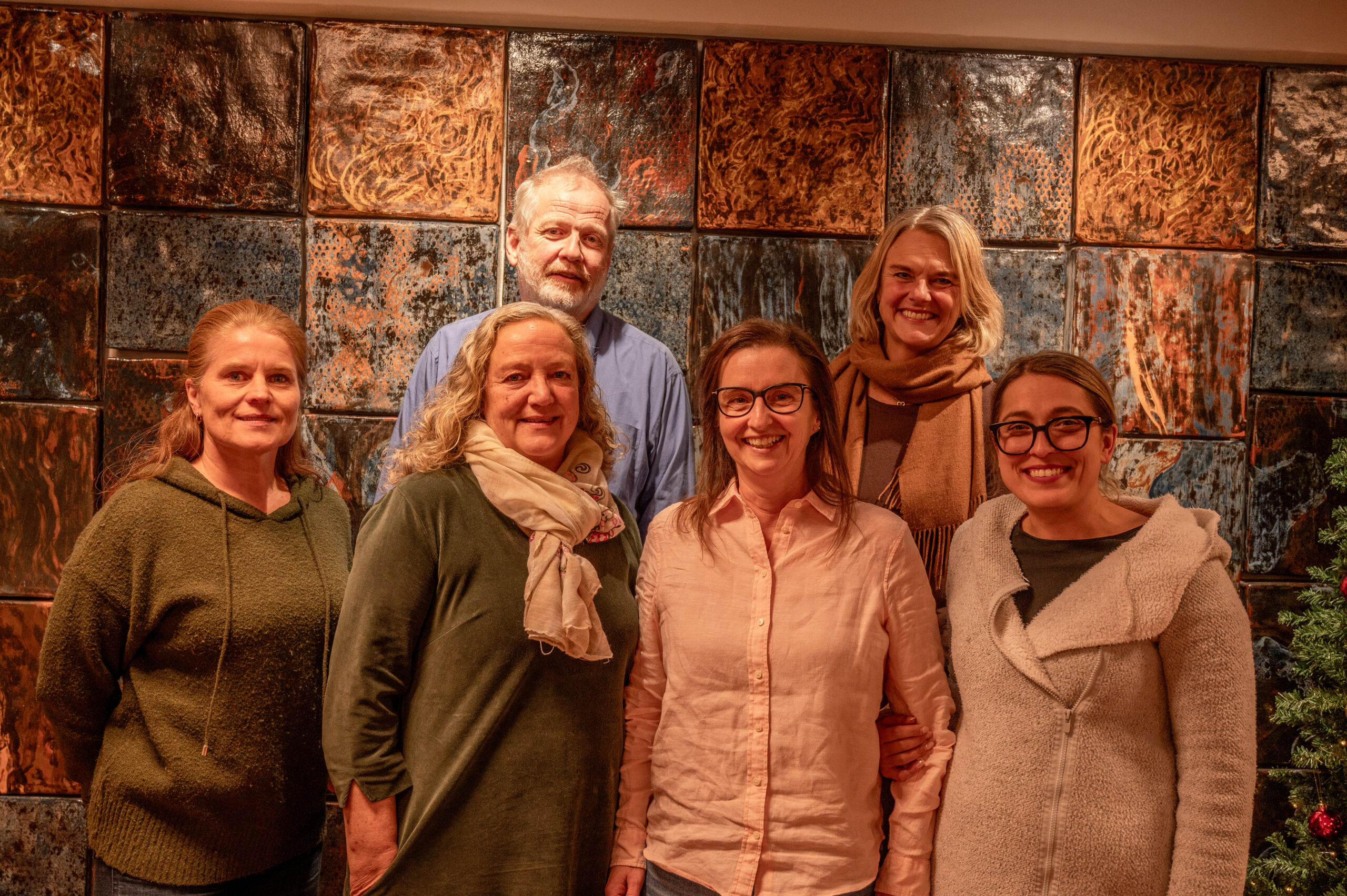 Gruppebilde av ansatte i NAV Hallingdal. Bak.fv. Daglig leder Bjørn Skjelseth, Janne Brønbo Foran f.v. Karianne Østro, Lene Spingebu, Torill Stavanes og Aneta Borysewicz