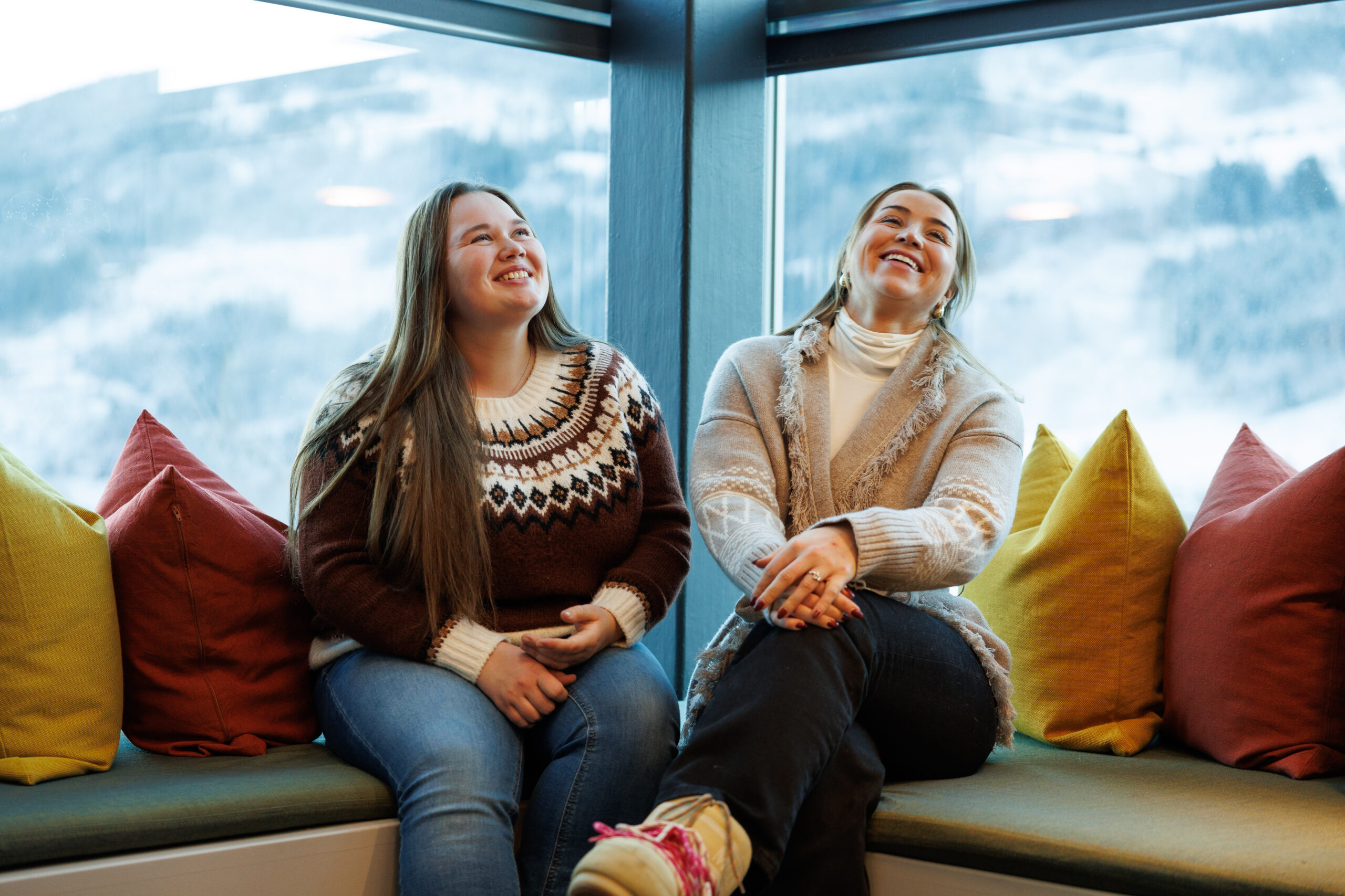 Anita B.-Krusedokken og Katrine Seim på en sofa i et bibliotek.